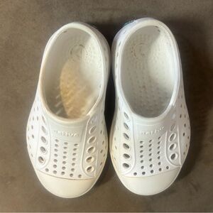 Size 5 Native Shell white Jefferson Odor-resistant Slip-On Shoes.  In EUC!
